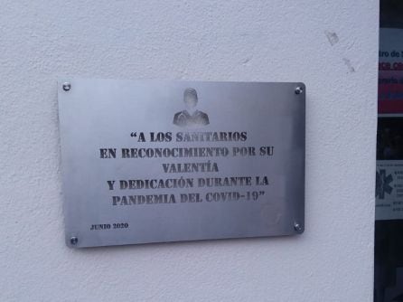 Placa homenaje a los sanitarios en el centro Ciudad San Pablo de Coslada