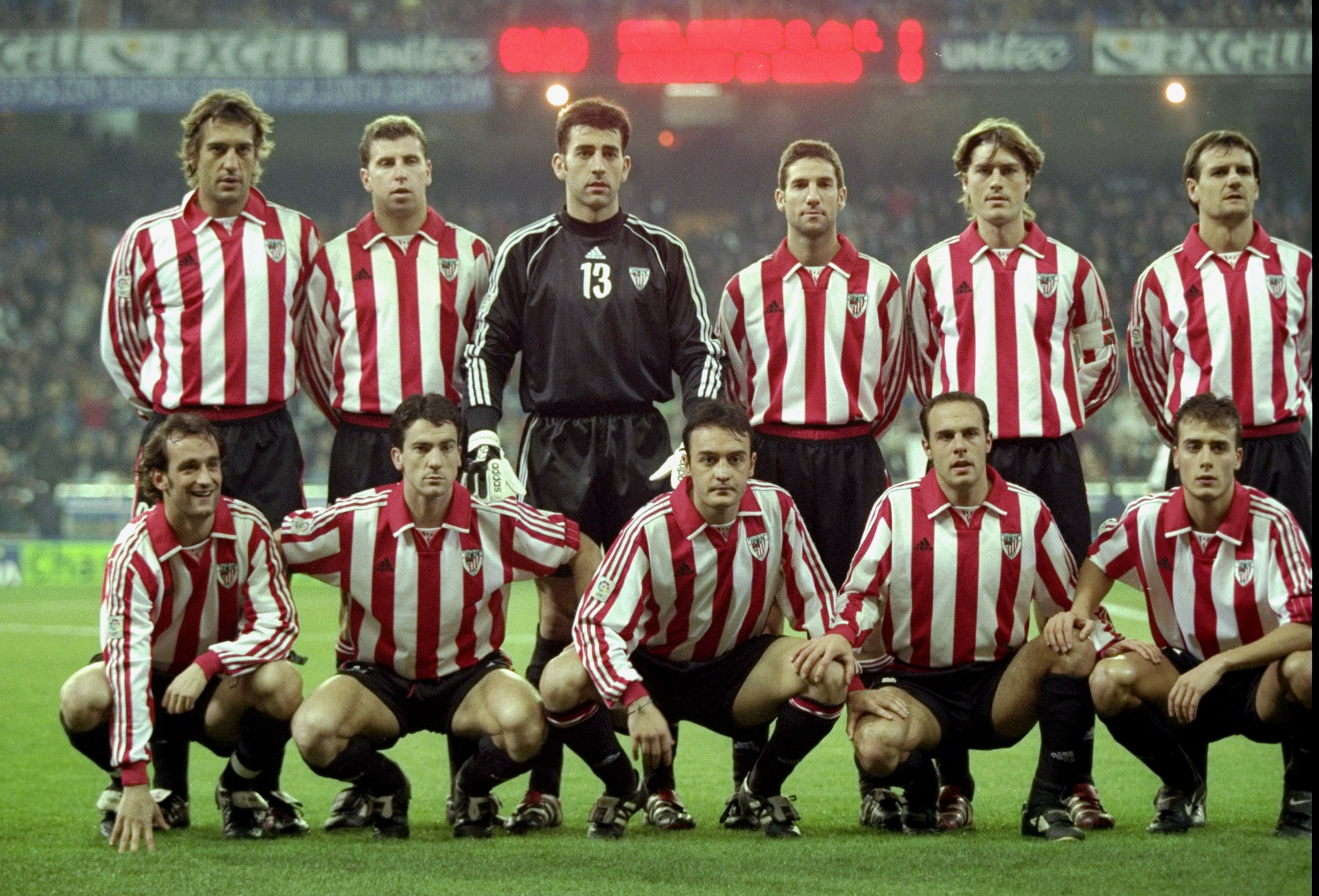 Alineación del Athletic durante el partido de Liga frente al Real Madrid en el Santiago Bernabéu en el año 2000