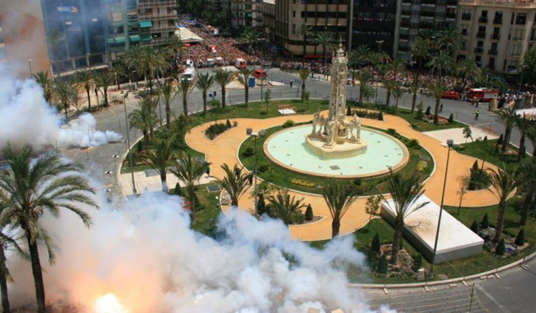 La Plaza de los Luceros durante el lanzamiento de una mascletà