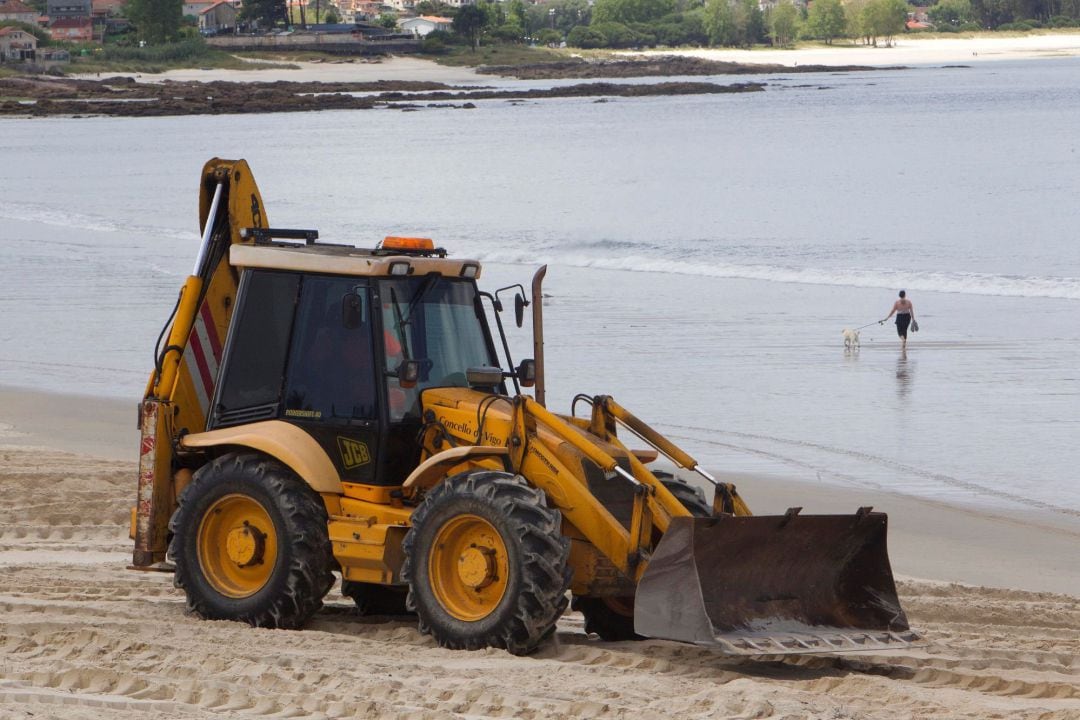 El ayuntamiento de Vigo comienza a preparar las playas, en la foto la de Samil. 