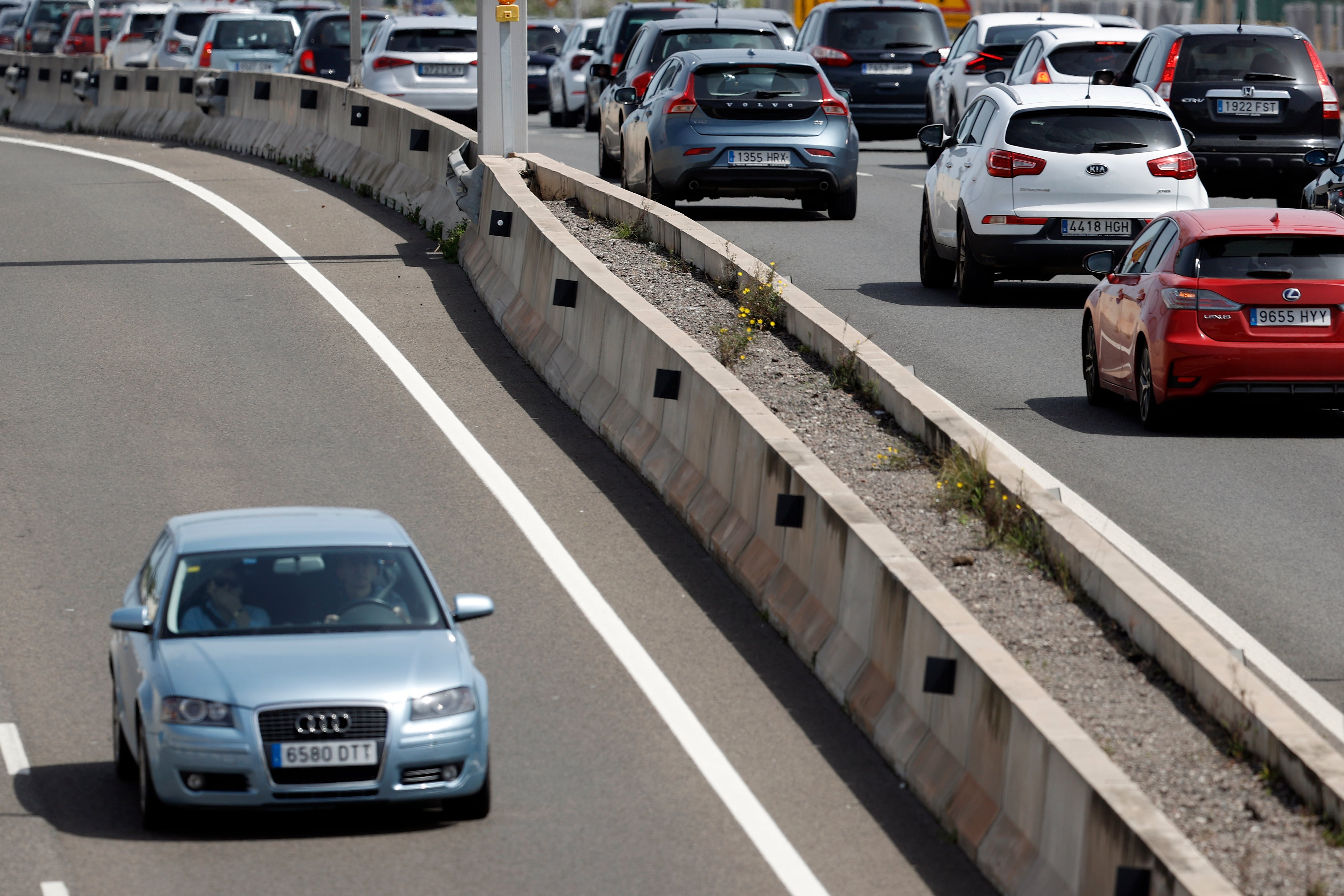 GRAFCVA5081. VALENCIA, 14/04/2022.- Un accidente de dos camiones y tres coches congestiona la entrada del área metropolitana de València a su paso por la A7 en una imagen de archivo. EFE/Kai Försterling