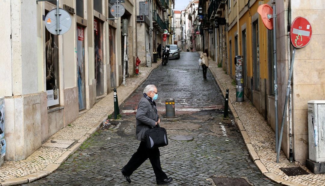 Un hombre con mascarilla pasea por Lisboa