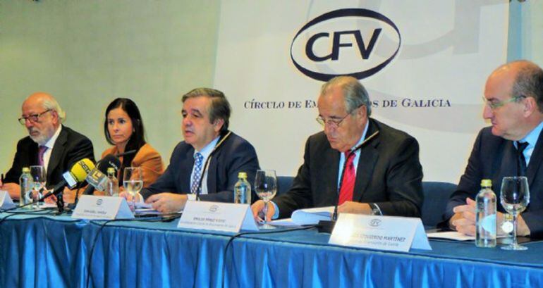 El presidente del Círculo de Empresarios de Galicia - Club Financiero de Vigo, Juan R. Güell, junto a otros miembros de la directiva durante la presentación del manifiesto