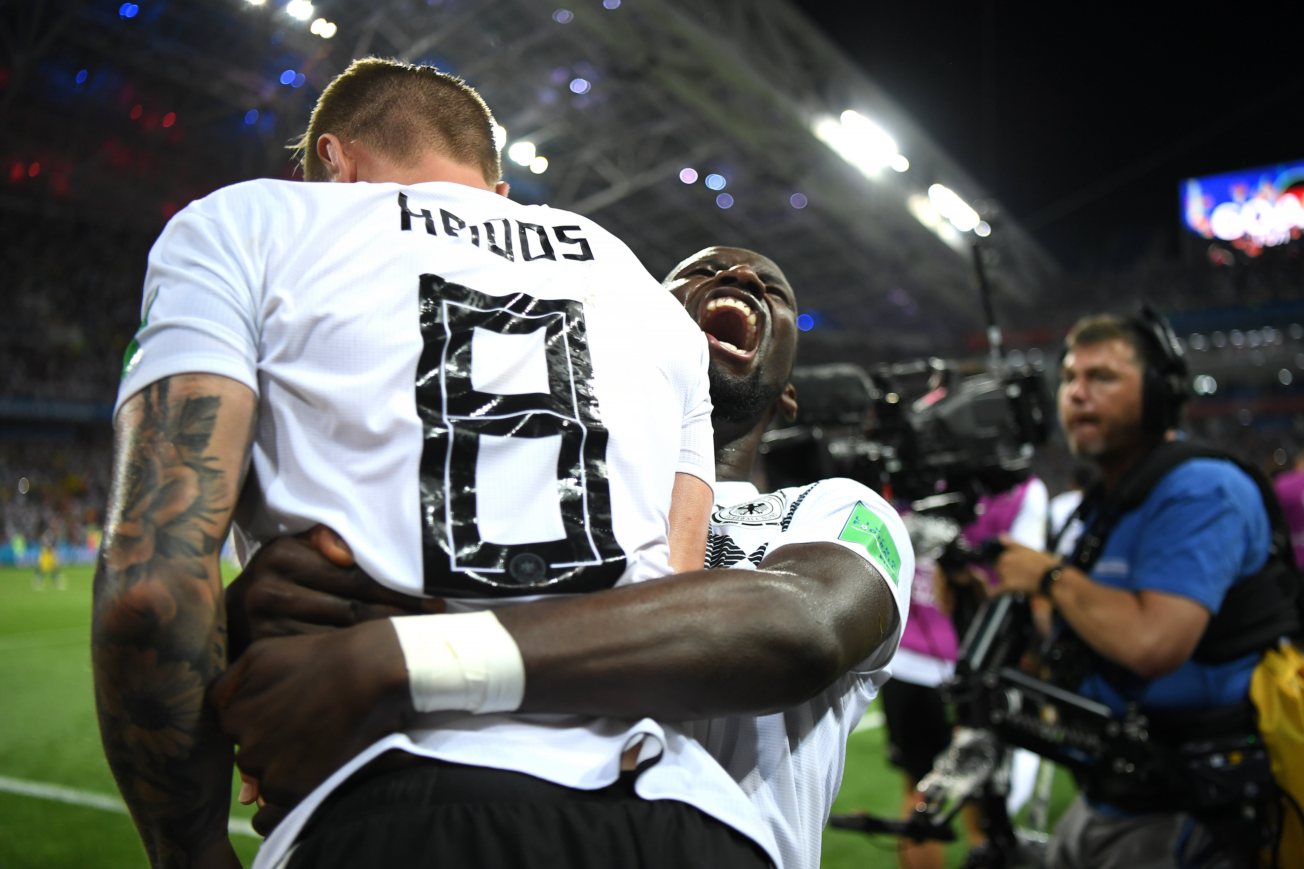 Rüdiger y Kroos se dan un abrazo duante el partido entre Alemania y Suecia del Mundial 2018.  (Photo by Stuart Franklin - FIFA/FIFA via Getty Images)