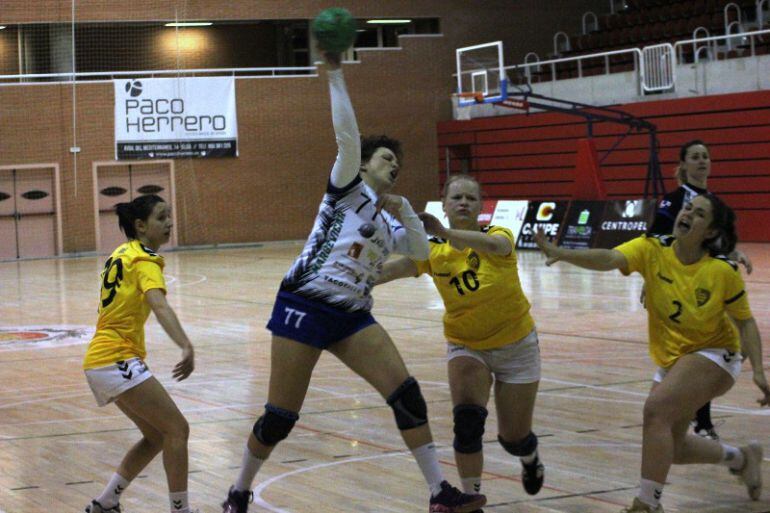 Alicia Requena lanzando a puerta ante la defensa catalana