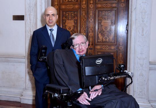 Yuri Milner y Stephen Hawking.