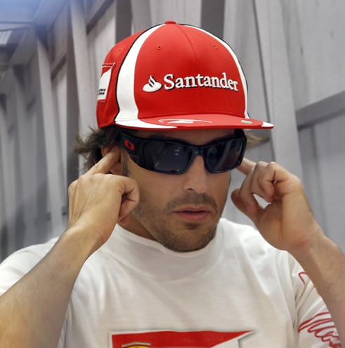 Alonso, en el &#039;paddock&#039; de Valencia