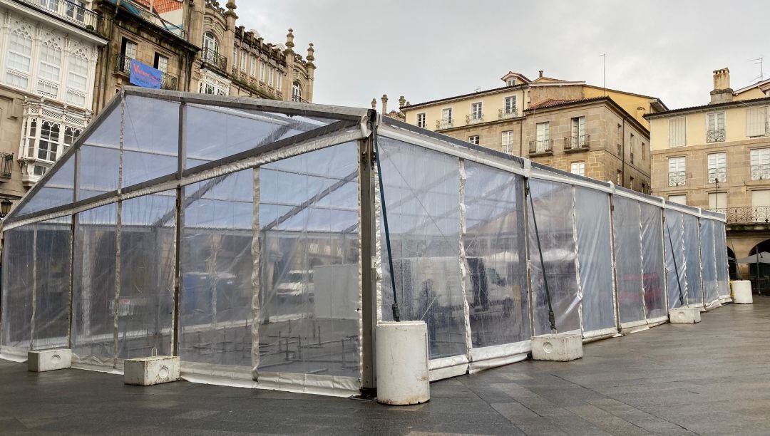 Ante las previsiones de lluvia el ayuntamiento ha instalado una carpa en la Plaza Mayor que protegerá al público en los conciertos