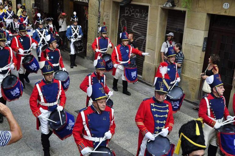 La tamborrada de la Unión Artesana desfila por las calles de la Parte Vieja de San Sebastián.