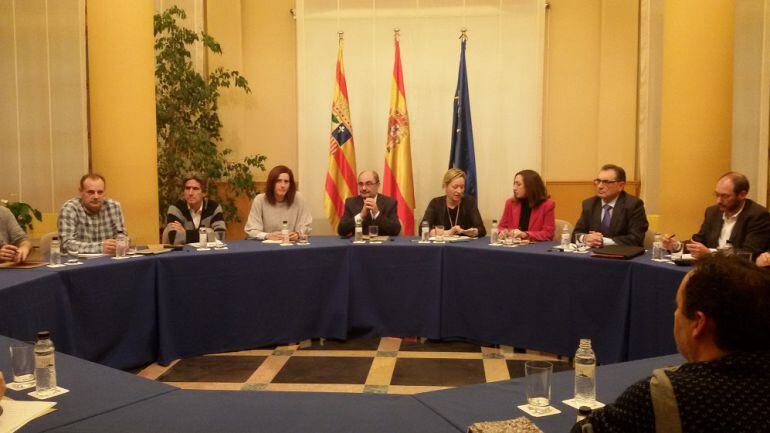 Última reunión del día: sindicatos, empresa y Gobierno de Aragón 