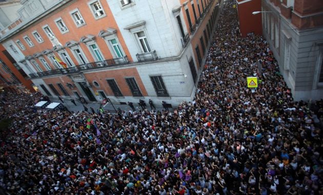 Miles de personas asisten a la concentración convocada por colectivos feministas frente al Ministerio de Justicia