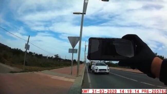 Uno de los agentes utilizando la APP