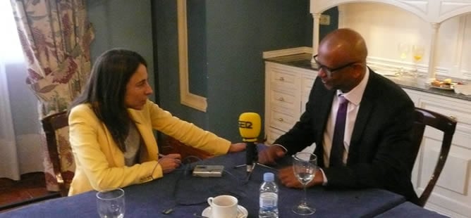 Ana Terradillos junto a Ram Manikkalingam, en un momento de la entrevista