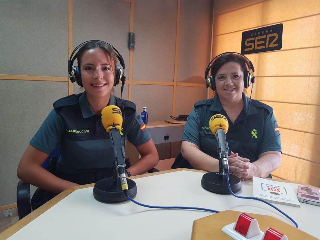 Las agentes de la Guardia Civil Raquel y Mª José en los estudios de la SER