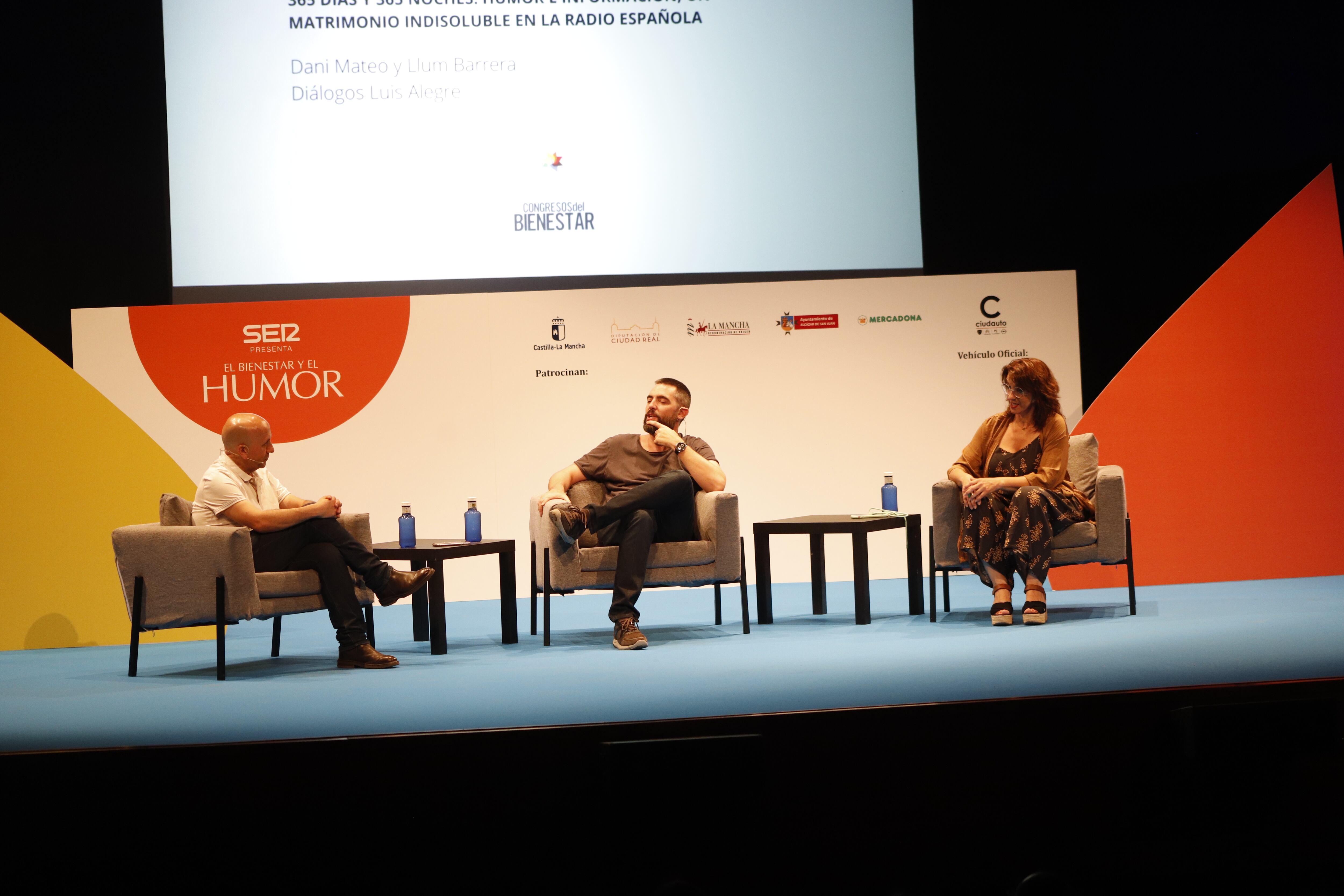 Los cómicos Dani Mateo y Llum Barrera con Luis Alegre en el auditorio &quot;Emilio Gavira&quot; de Alcázar de San Juan