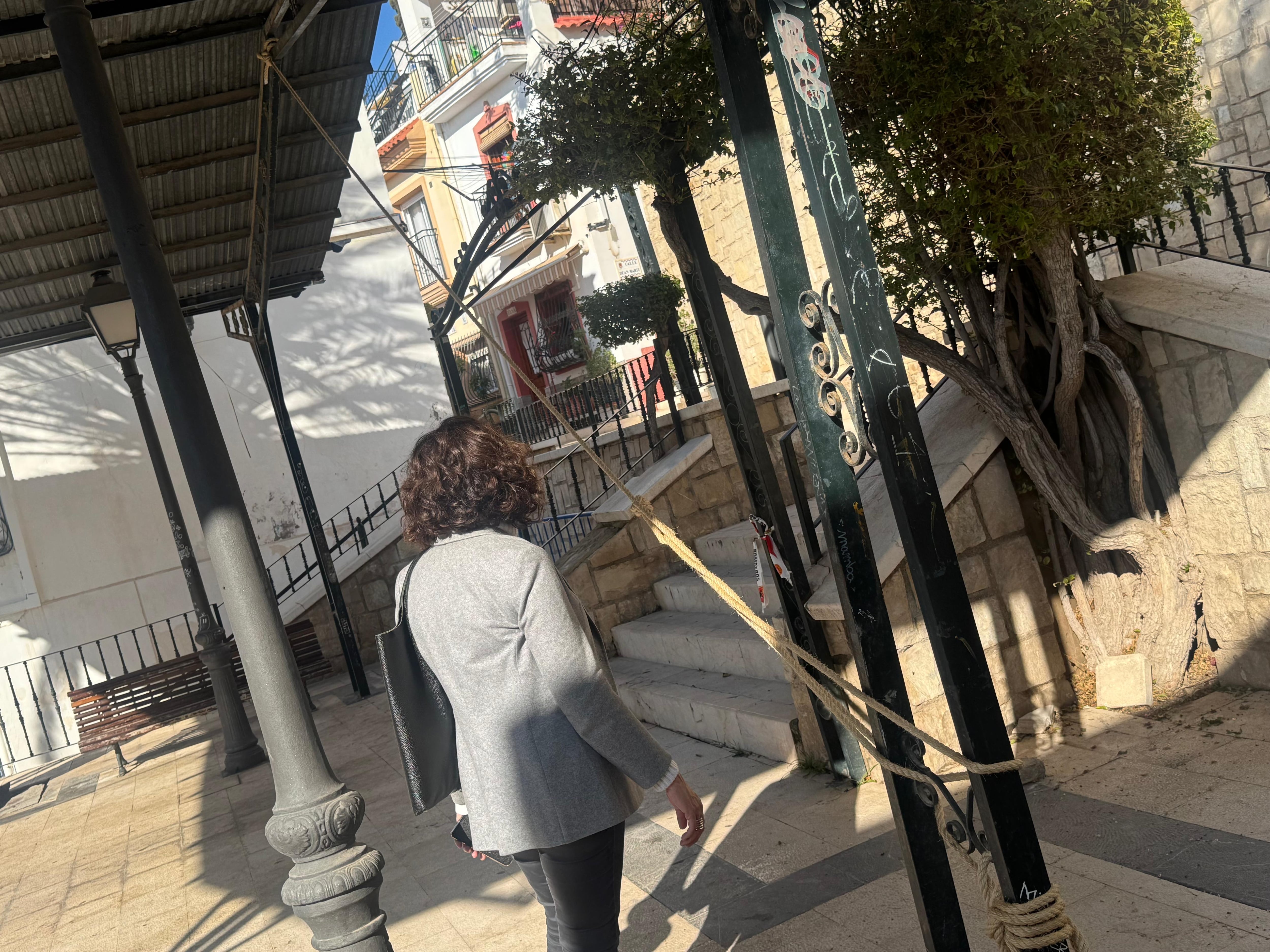 La edil socialista Trini Amorós junto a las pérgola del barrio de Santa Cruz a que está asegurada con unas cuerdas