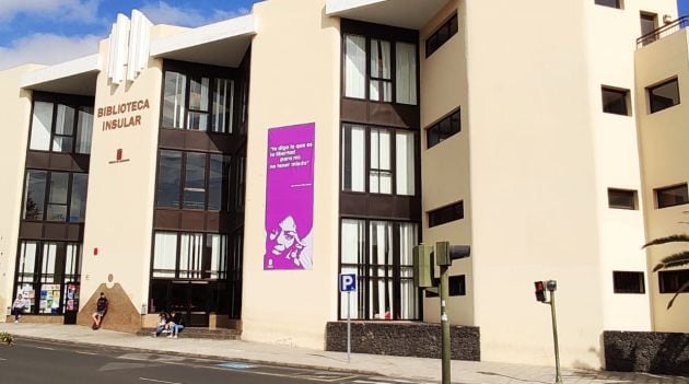 Cartel en la Biblioteca Insular de Lanzarote, en Arrecife.
