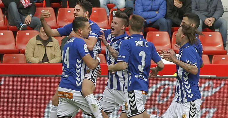 El Alavés celebra el gol de Rubén Sobrino