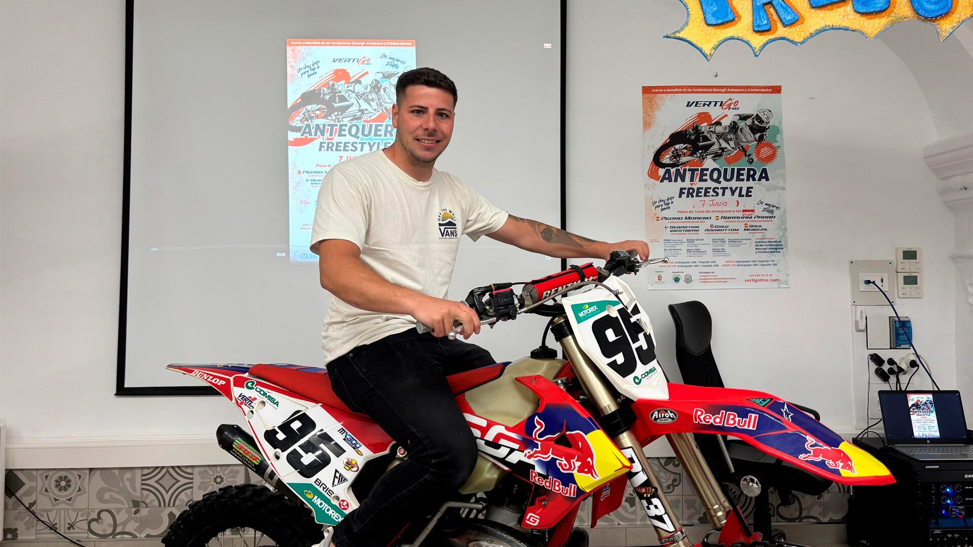 Abraham Parra, sobre una moto en la presentación del Antequera Freestyle 2025