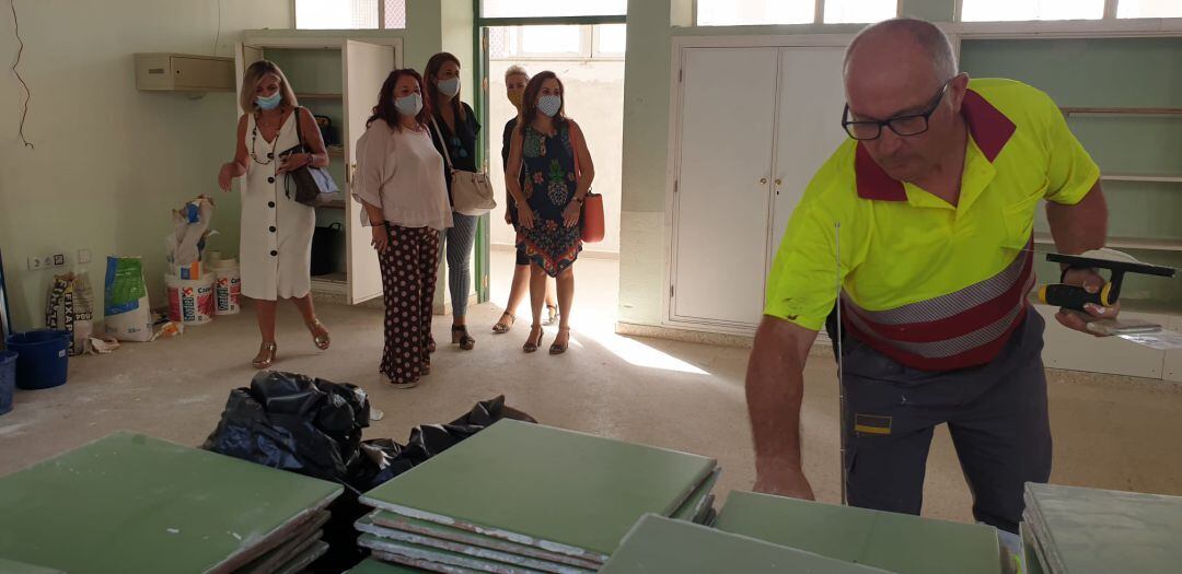 La delegada del distrito, María Encarnación Aguilar, en su visita al centro educativo. 