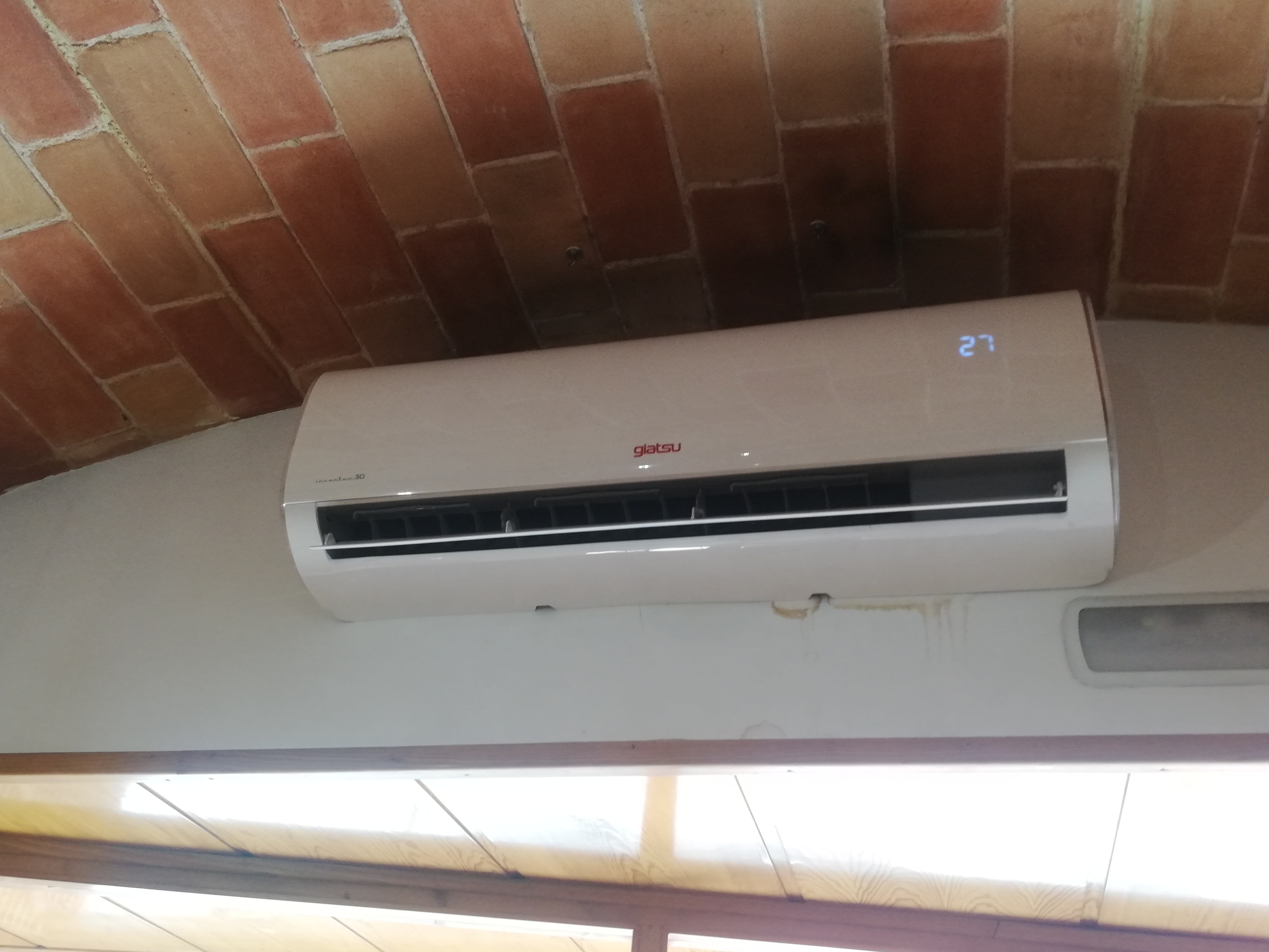 Cafeteria del centre de Lleida on avui han posat l'aire condicionat a 27, tal com marca el termòmetre del mateix aparell.