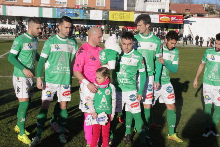 Javi Díez, con sus hijas, antes del inicio del partido