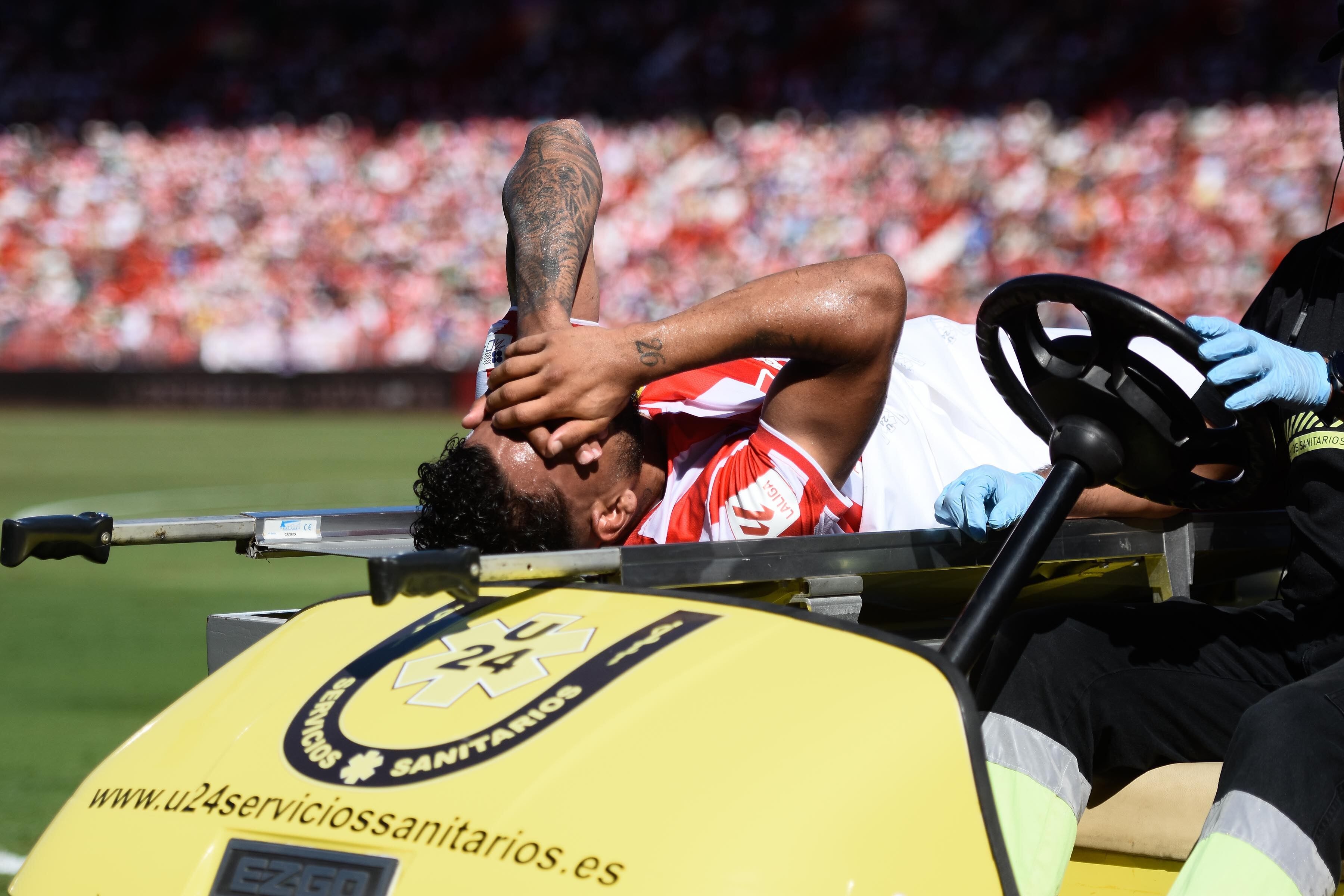 La imagen de Luis Suárez siendo retirado en camilla.