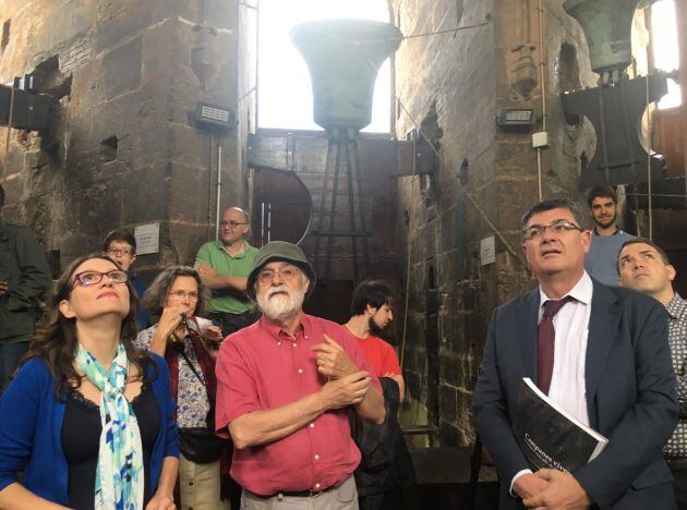 La vicepresidenta Mónica Oltra y el presidente de Les Corts, Enric Morera, durante el volteo de las campanas del Miguelete con motivo de la festividad del Corpus Christi