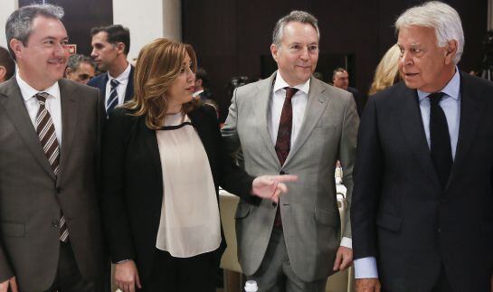 El expresidente del Gobierno Felipe González conversa con la presidenta de la Junta de Andalucía ,Susana Díaz, en presencia del alcalde de Sevilla, Juan Espadas(i).