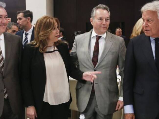 El expresidente del Gobierno Felipe González conversa con la presidenta de la Junta de Andalucía ,Susana Díaz, en presencia del alcalde de Sevilla, Juan Espadas(i).