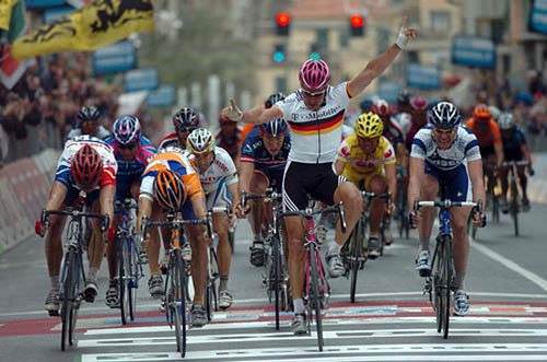 Oscar Freire le gana un sprint a Erik Zabel, cuando este ya tenía los brazos levantados en la Milán-San Remo de 2.004