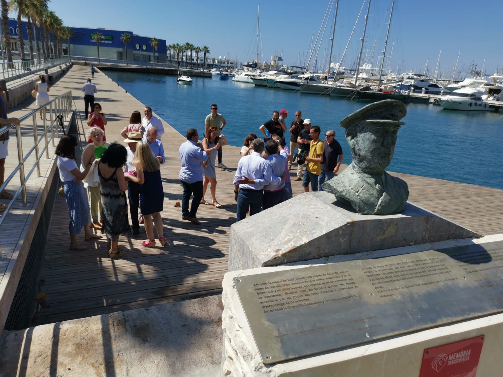 Monumento del capitán Archibald Dickson y abajo los miembros de la candidatura del PP al Congreso y al Senado por Alicante. Foto: Daniel Rodríguez