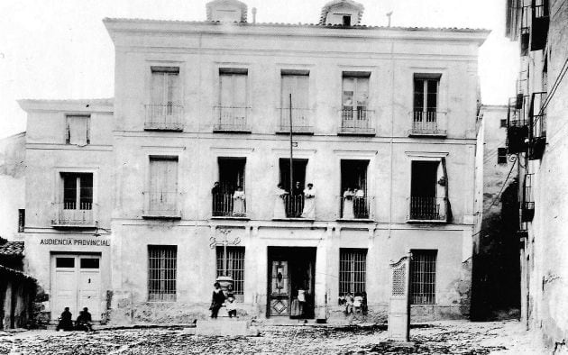 Plaza del Carmen con la cruz del siglo XX y un urinario.
