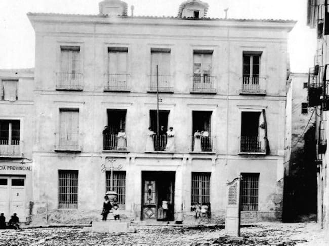 Plaza del Carmen con la cruz del siglo XX y un urinario.