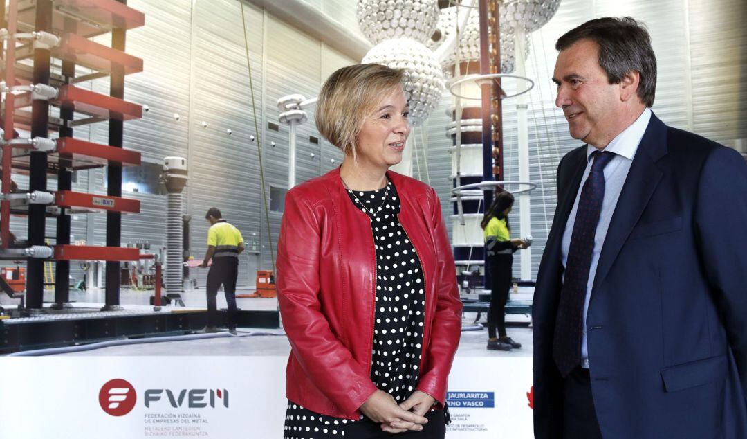 El presidente de la Federación Vizcaína de Empresas del Metal (FVEM), José Luis López Gil, (d) junto a la diputada de promoción económica, Ainara Basurko, (i) este jueves en presentación de la segunda edición del Día de la Industria.