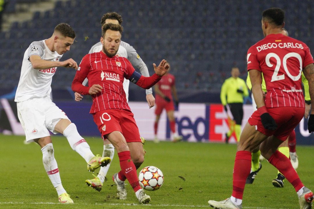 Rakitic disputa un balón durante el partido contra el Salzburgo. 