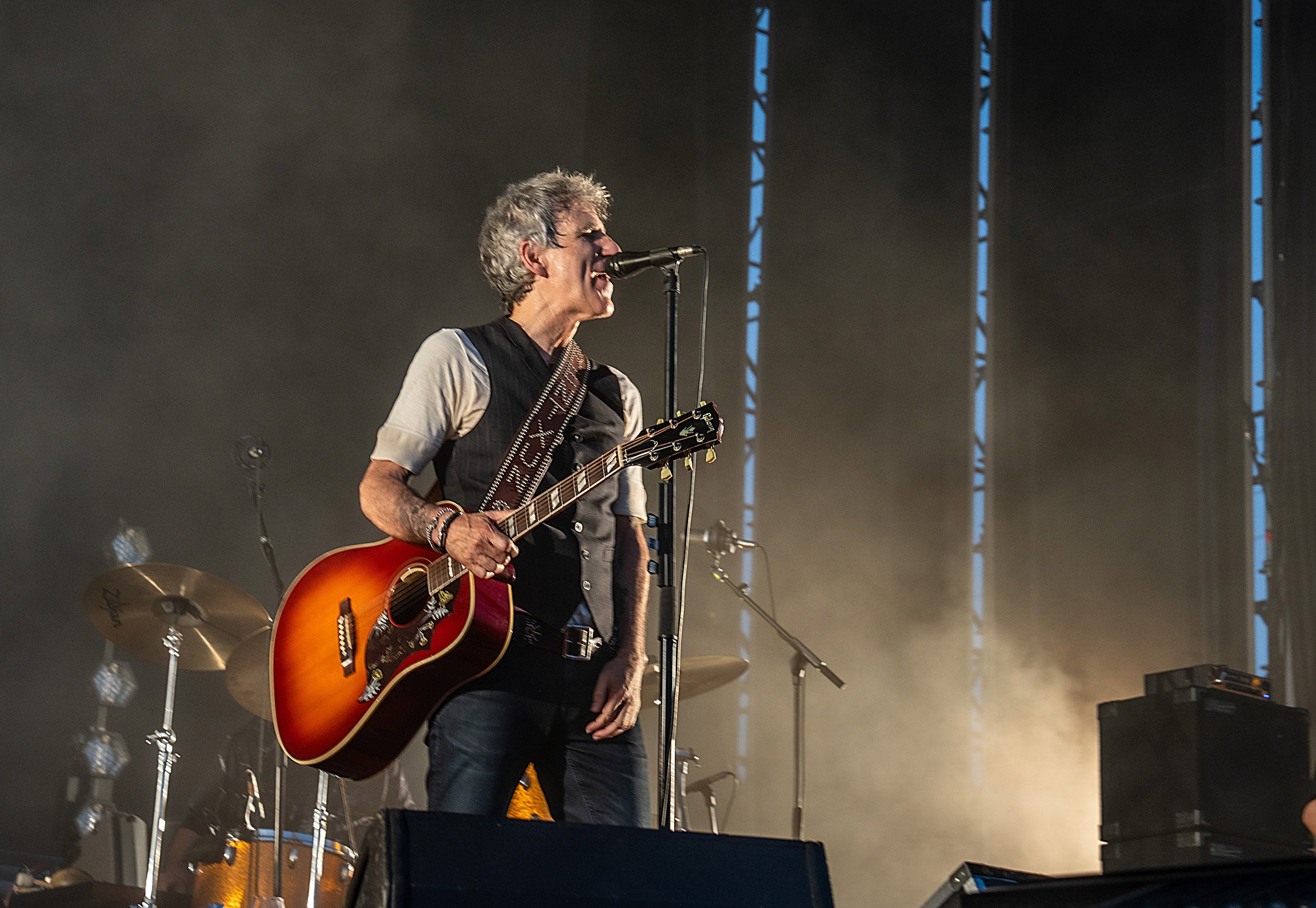 ARANDA DE DUERO ( BURGOS), 10/08/2025.- El cantannte Mikel Erentxun, durante el concierto que ofrece en el festival Sonorama 2025, este sábado en Aranda de Duero (Burgos). EFE/ Paco Santamaria
