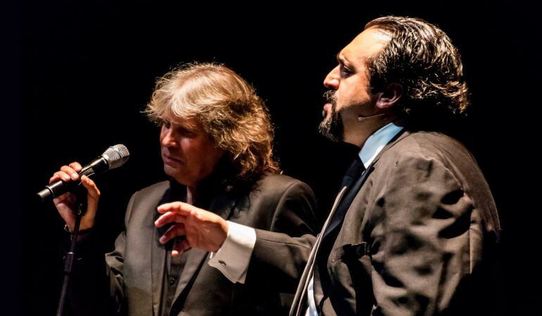 El cantaor flamenco José Mercé (izquierda) y el tenor lírico José Manuel Zapata (derecha) en concierto