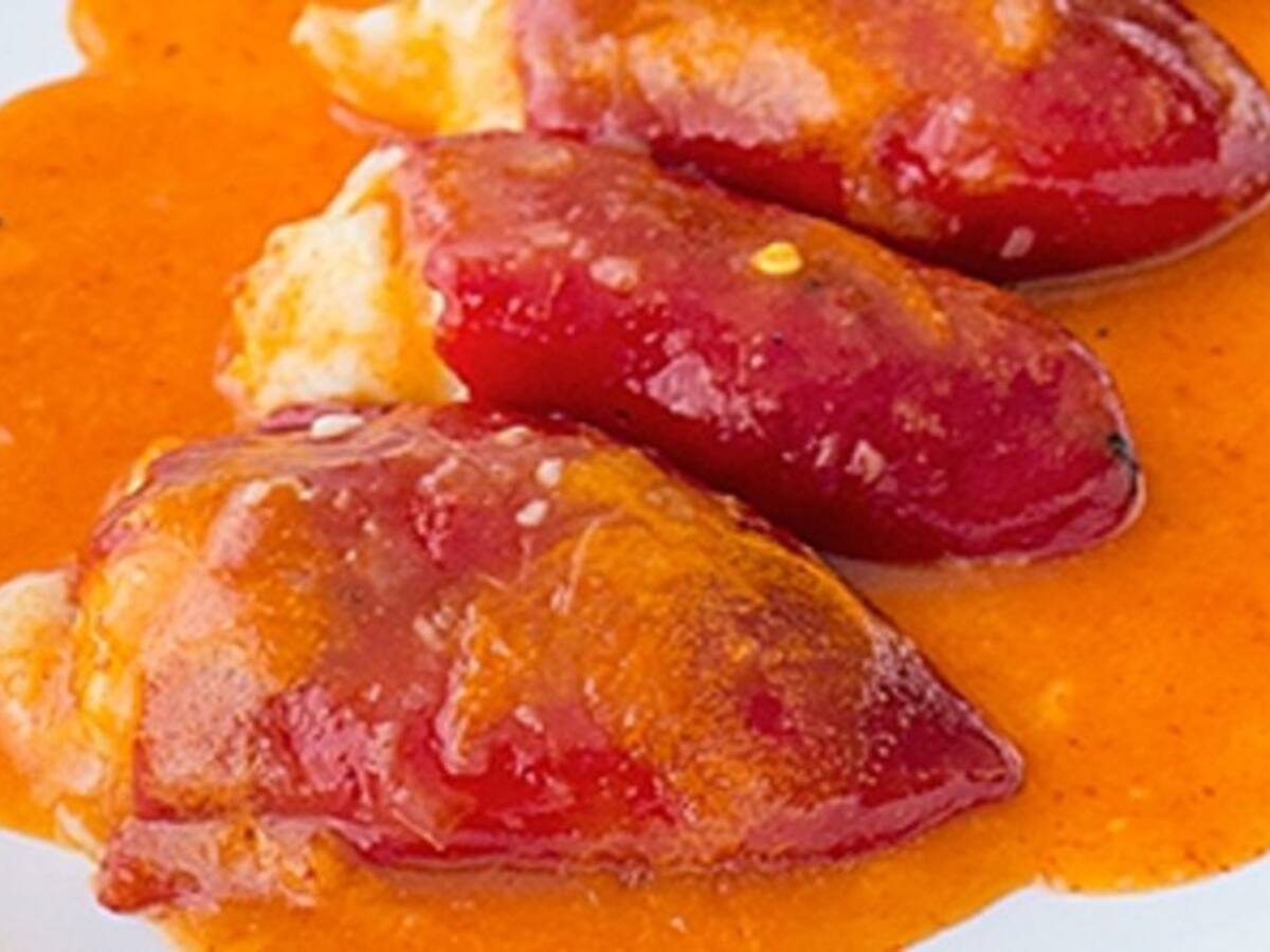 Pimientos rellenos de marisco con salsa