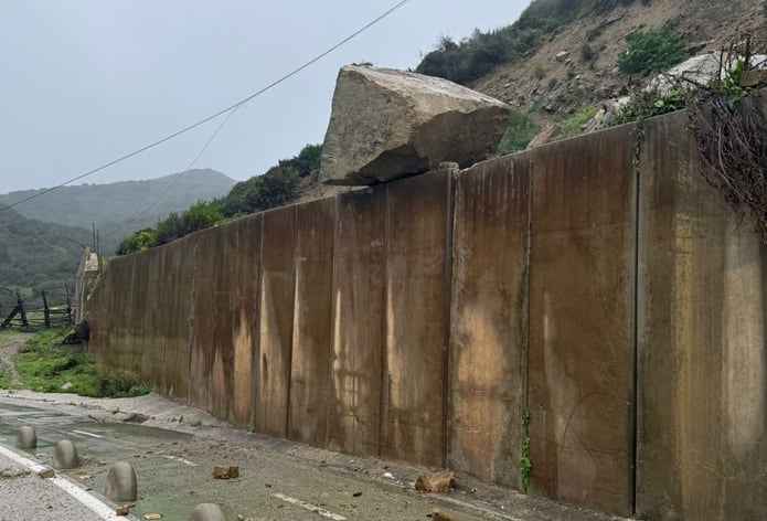 Desprendimiento de rocas en la carretera al Faro