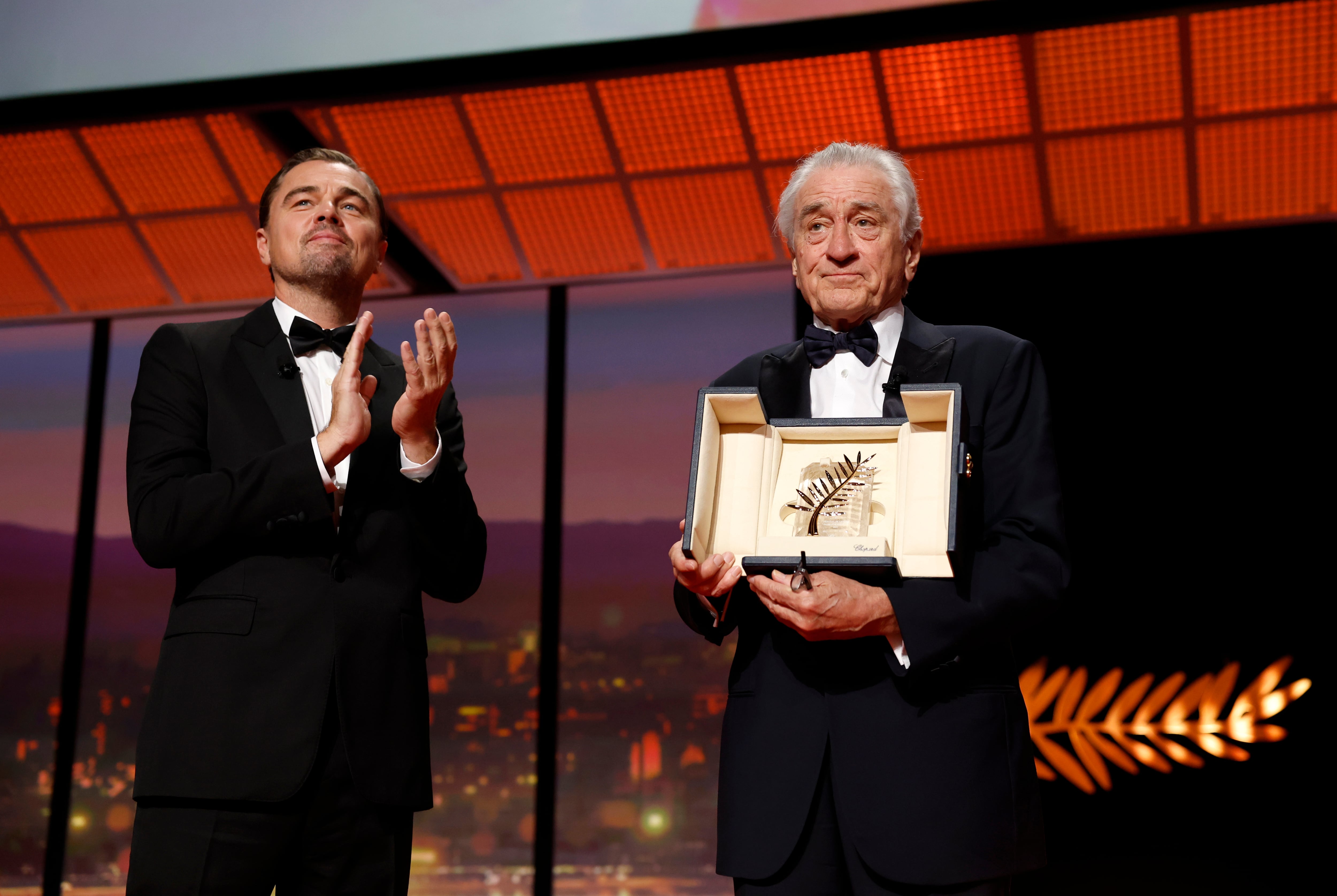 Robert de Niro recibe la Palma de Oro de Honor de la mano de su amigo Leonardo DiCaprio
