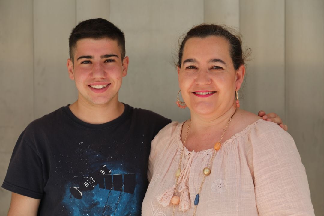 Isabel junto a su hijo Pablo en los estudios de la Cadena SER