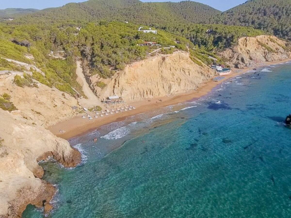 Dos heridos tras el desprendimiento de tierra y rocas en una playa de Ibiza