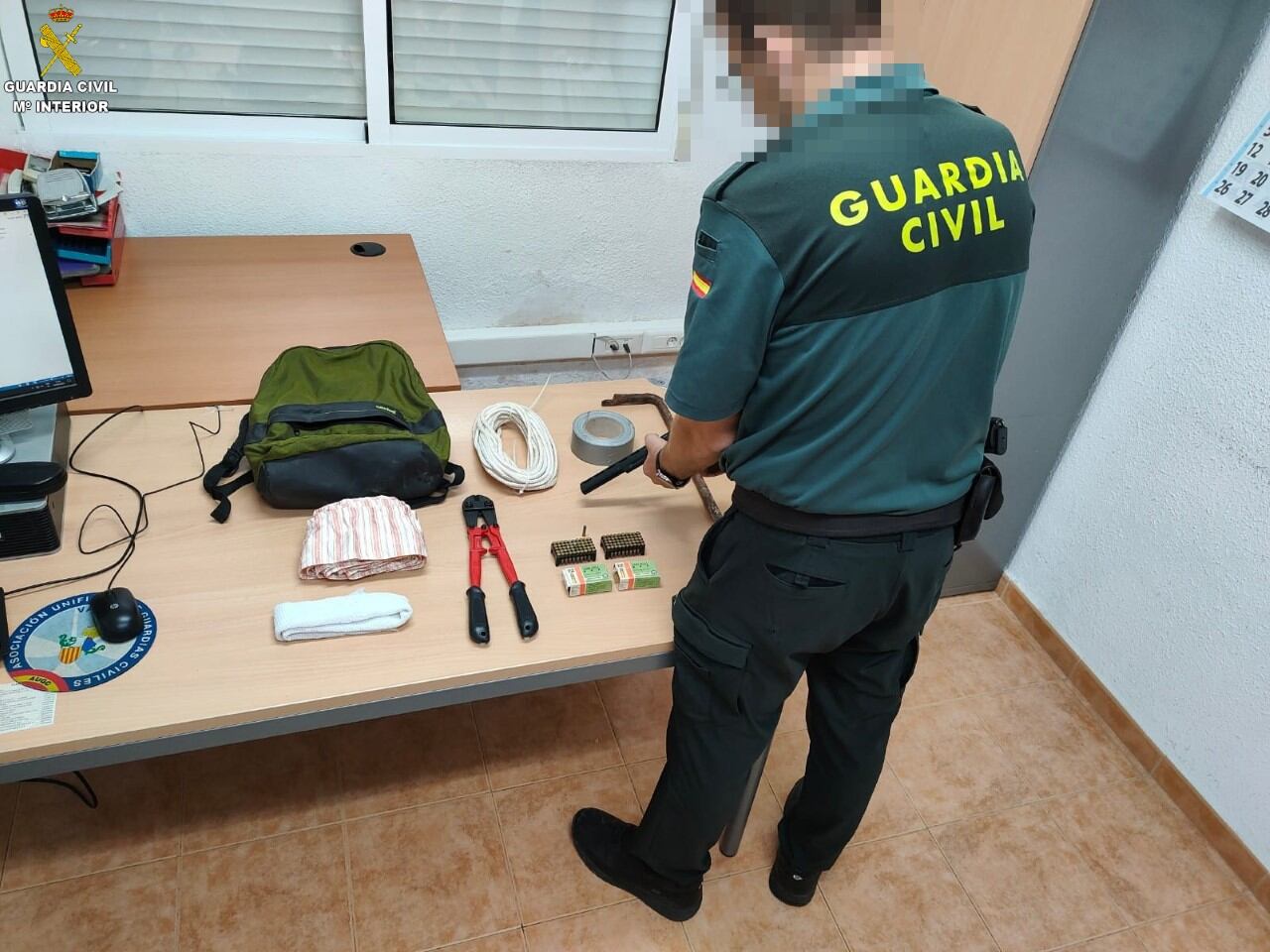 La Guardia Civil registra el material incautado en el vehículo del hombre detenido