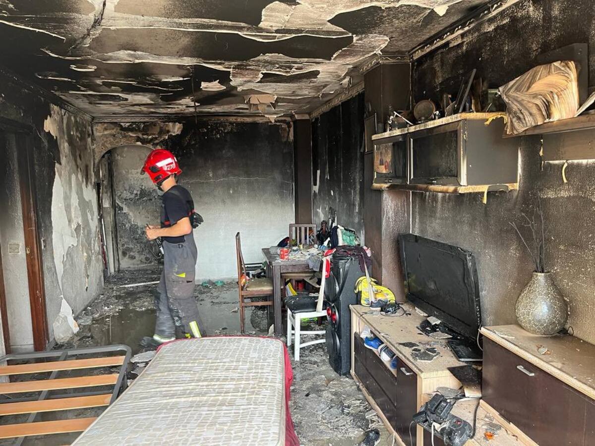 Los bomberos rescatan a cinco personas atrapadas en el balcón de un piso de La Palmilla por un incendio