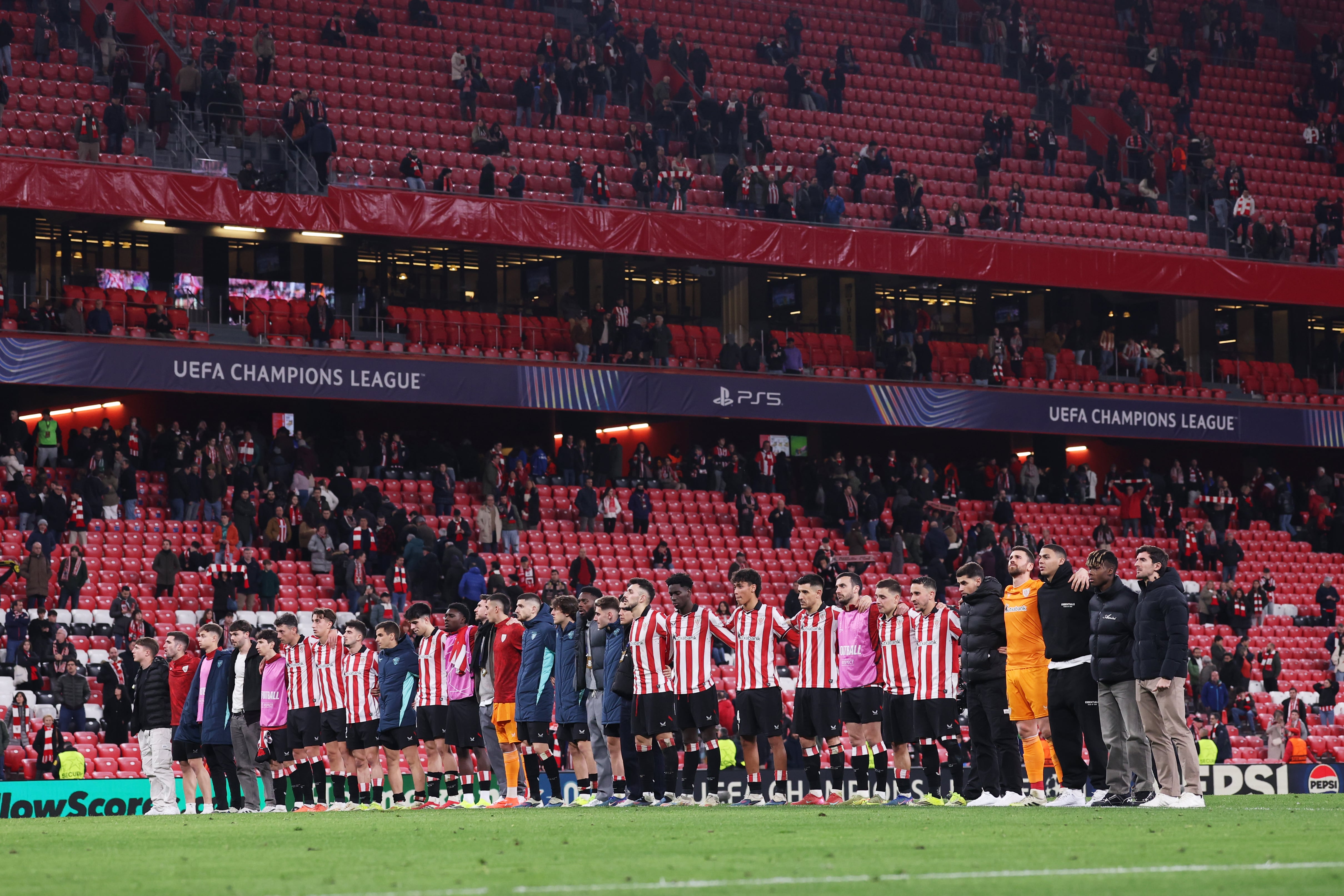 Los jugadores del Athletic se despiden de su afición tras la derrota ante el Sporting de Portugal que certifica su eliminación de la Champions