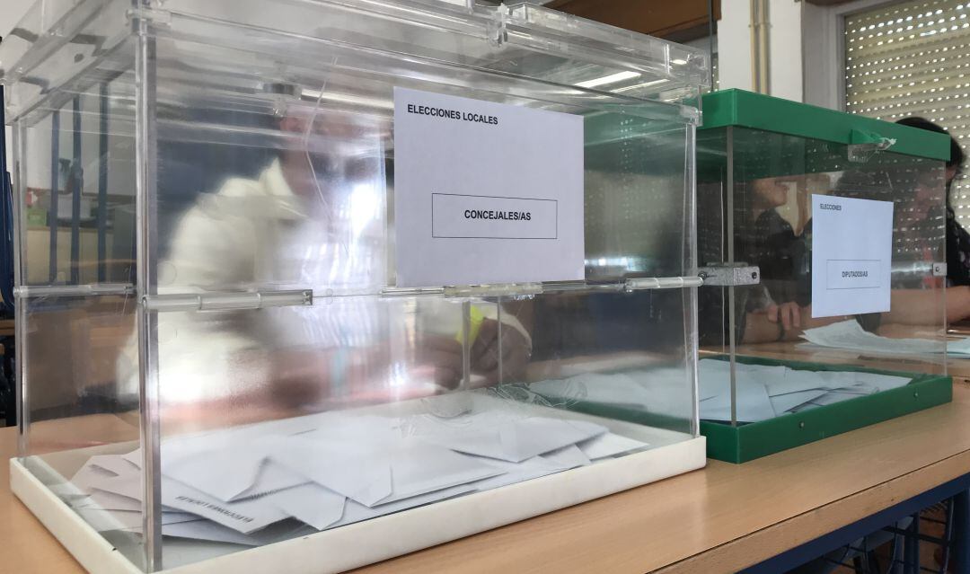 Dos urnas instaladas en un colegio electoral de Jaén.