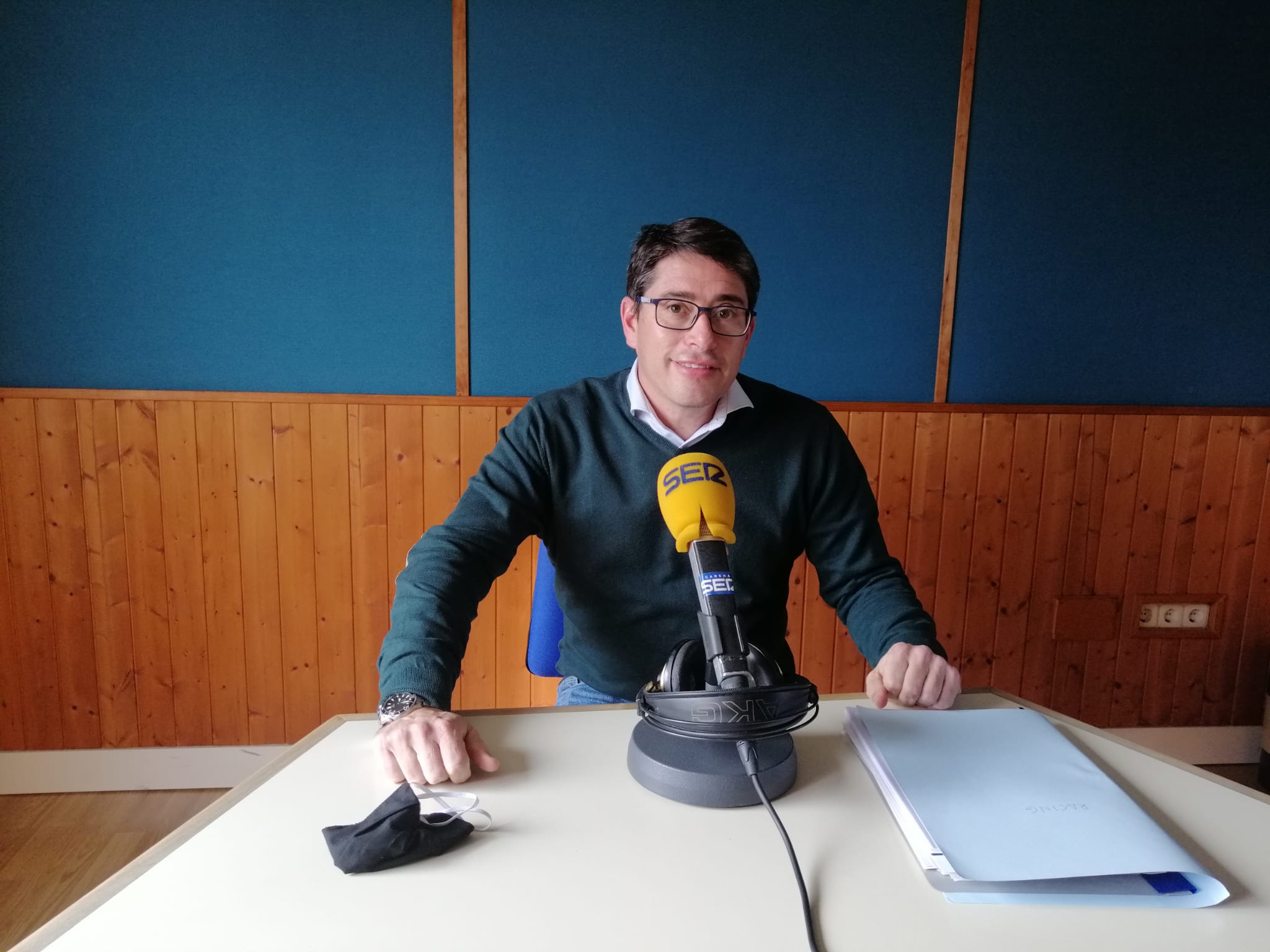 Felipe Pérez Manso en los estudios de Radio Santander.