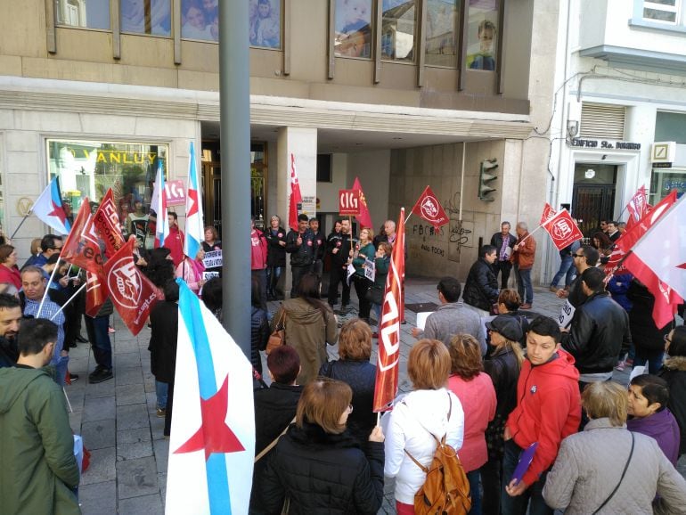 Lois Nieto, el secretario de Organización de la CIG, reivindica el derecho a una mejora en los contratos de los trabajadores de la empresa de telemarketing ABANTE