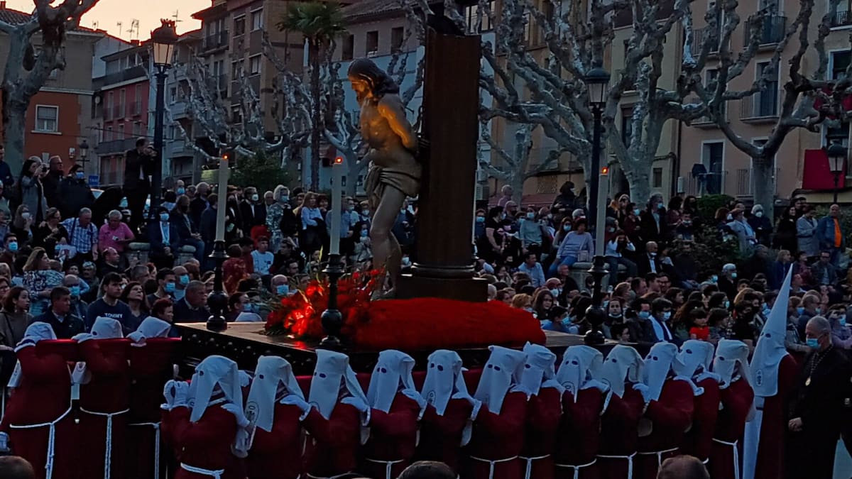 Los cofrades de la zona oriental de Huesca dispuestos para la procesión del Santo Entierro